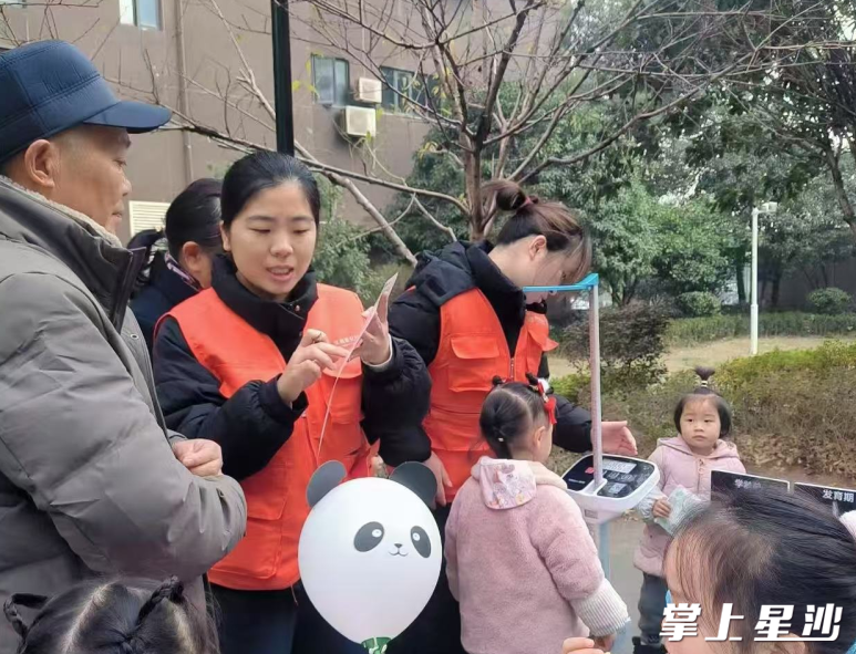 志愿者给居民群众宣传安全知识。
