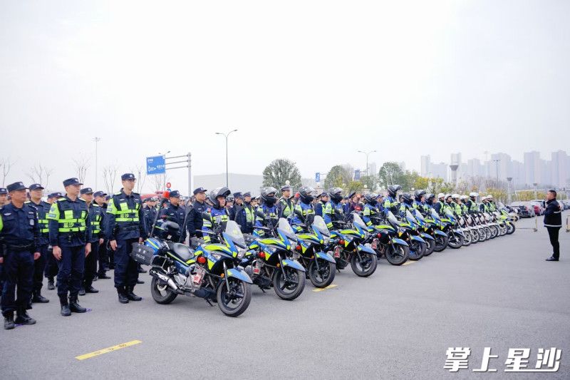 黄花镇应急事务中心向各执法巡防队伍作动员。吴婉沁 摄