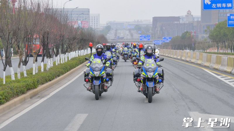 启动仪式结束后，县镇两级共出动铁骑队、反恐队、防暴车50余辆次以及交警队、治安巡防队共百余人次开展执法巡查。胡宇韬 摄