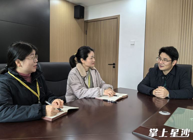 泉塘街道热情接待杨先生。均为街道供图