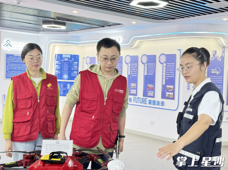 助企联络员在“湘商回归”企业走访。