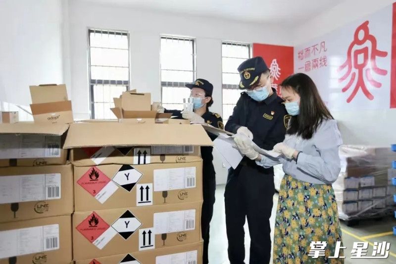 跨境电商网购保税进口香水监管新模式通过创新建设“危化品商店备货库房”，实施区内外保税展示仓储联动，强化多部门协同监管和风险防控等措施，进一步推动跨境电商网购保税进口化妆品业务规范化、可持续发展。