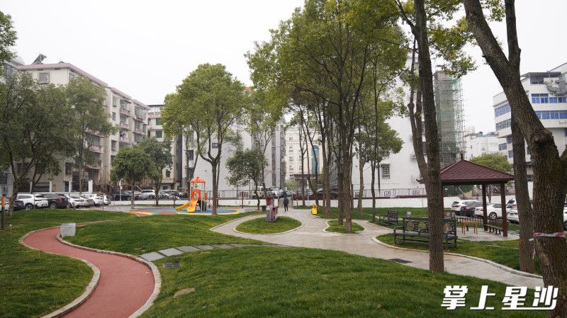 小区绿地围墙拆除后。县住建局供图