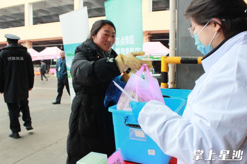 市民参与“你送我检”活动。