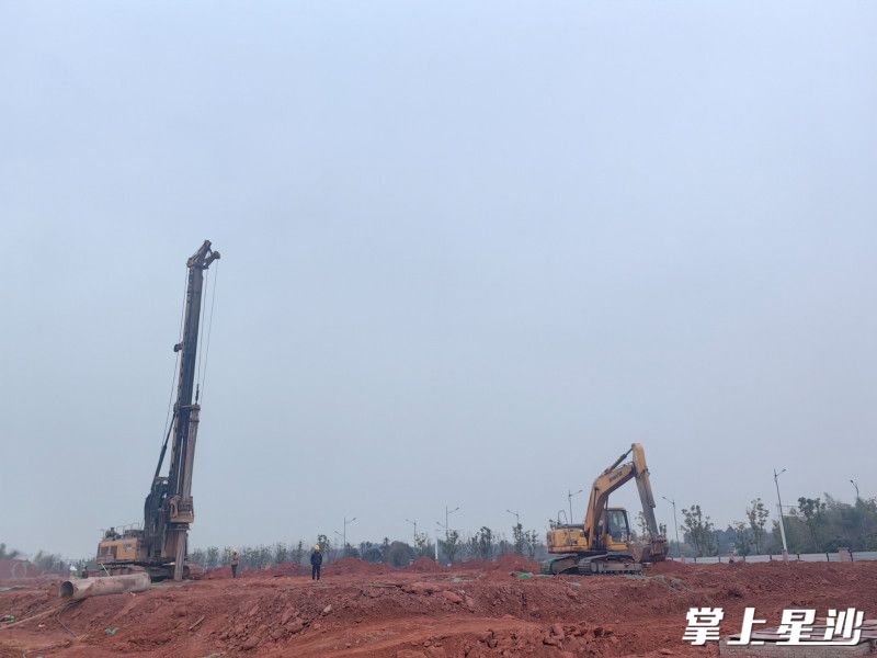 图为施工现场。李丹 摄