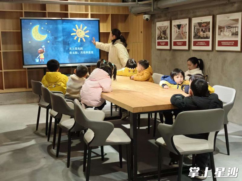 “书香小管家”“美邻守护官出动”“妈妈吐槽欢乐趴”等八大主题文明实践活动吸引不少居民前来报名。湘龙街道供图