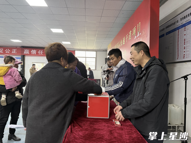 在谈及城市功能逐步完善时，报告提到湘府东路东延线开工建设。