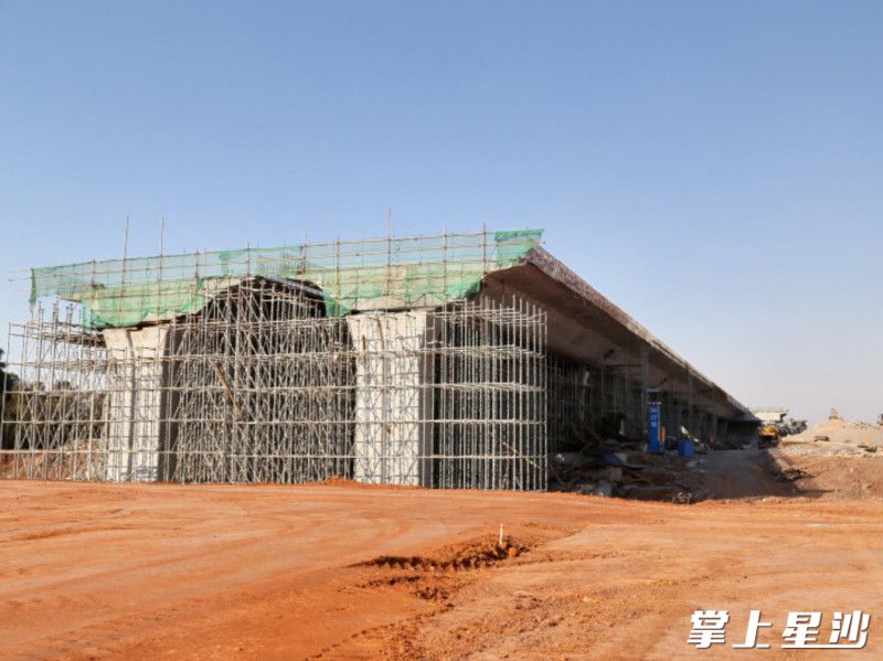 已建设完成的机场中轴城际快速干道北段。陈晨 摄