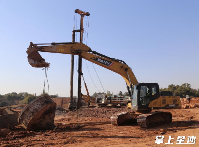 各类施工机械机声隆隆，压路机来回穿梭，挖掘机“铁臂”挥舞。陈晨 摄