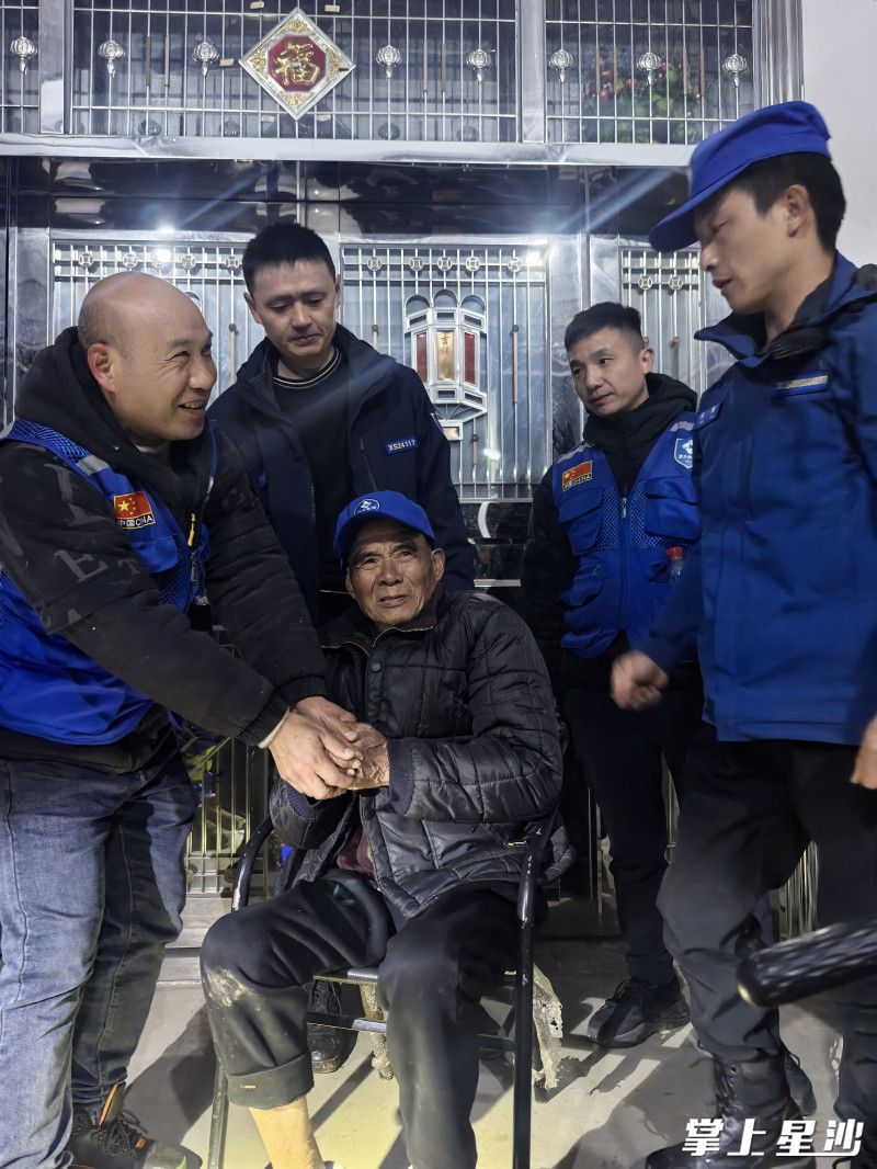 队员们将老人安全送回家中。