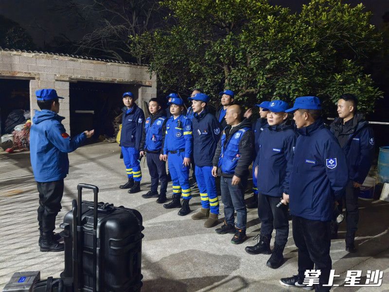 接到调度后,长沙县蓝天救援队迅速行动,立即组织先遣队员行动。长沙县蓝天救援队供图