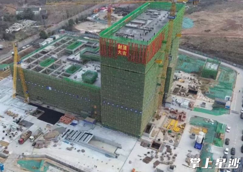 　随着最后一段屋面结构板混凝土的浇筑完成，长沙县第二人民医院整体搬迁项目正式转入装饰装修施工阶段。项目方供图