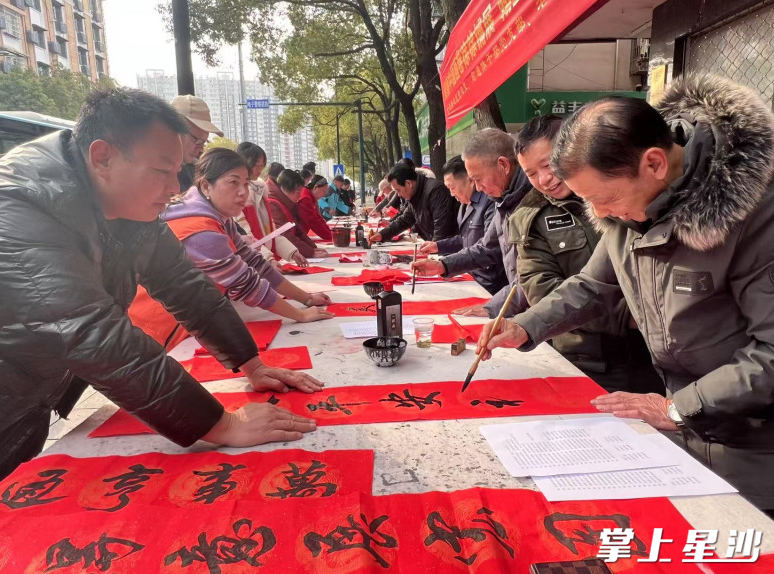 金茂路社区翰墨飘香迎新年。