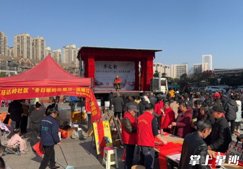 马达岭社区迎春活动共赠送春联300余副，助农展销成果丰硕。社区供图