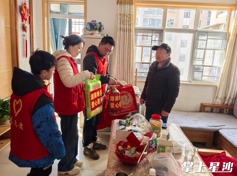 大西冲社区将物资送到特殊群体手中。