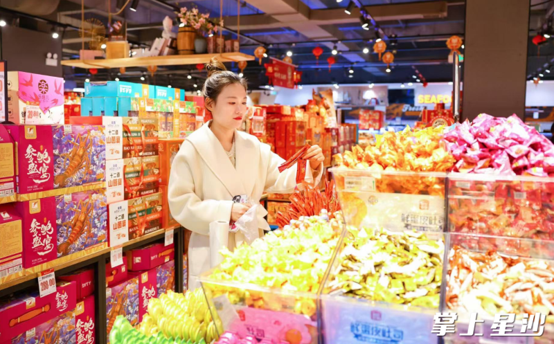 市民挑选商品。