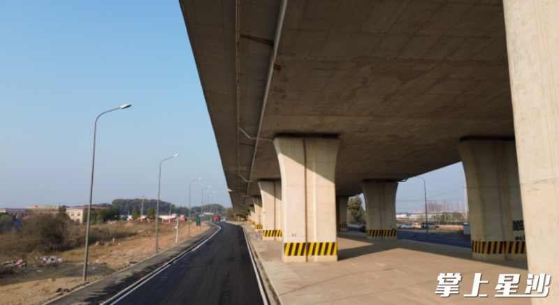 万家丽北路（捞刀河桥下）曾经坑洼不平、积水成灾的道路，如今面貌焕然一新。均为长沙县城管局供图