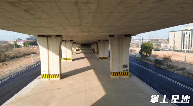 重新铺设的沥青路面宽阔平坦，交通标线清晰明亮，桥下不再是黄土飞扬的“沙漠”，而是整洁有序的景象。