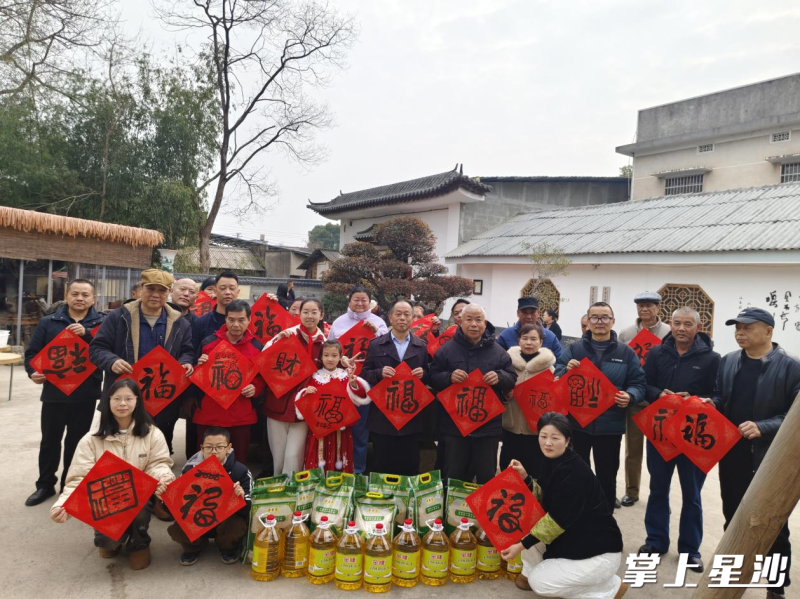回龙村为群众发放生活物资并赠送福字。
