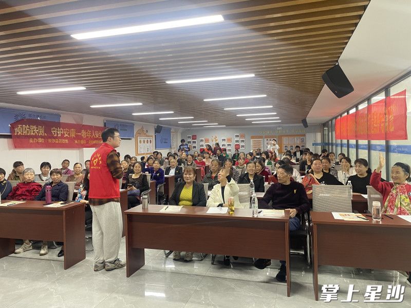 失能老年人家庭照护培训现场。均为县民政局供图