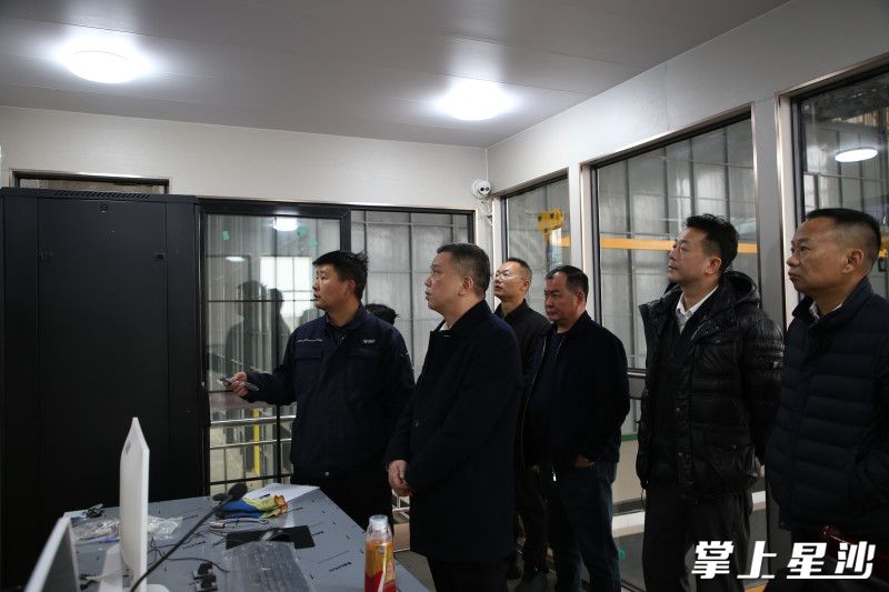 图为孟立祥一行在长沙鑫胜输电装备智能化制造加工基地主控室查看企业情况。