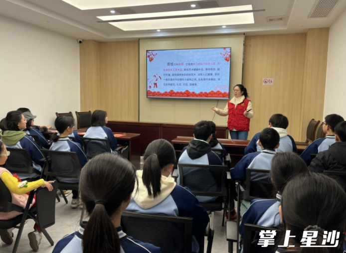 老师正在为学生讲解剪纸的起源与发展。学校供图 老师正在为学生讲解剪纸的起源与发展。学校供图