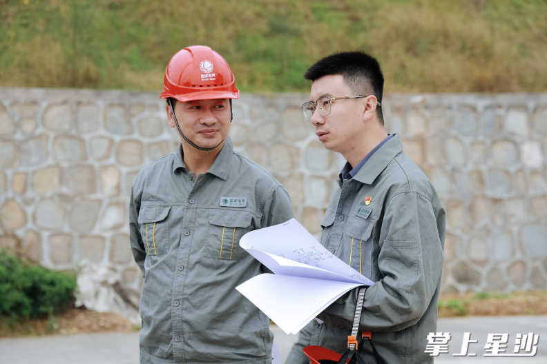 罗金号在一线检查电力线路。杨源 摄