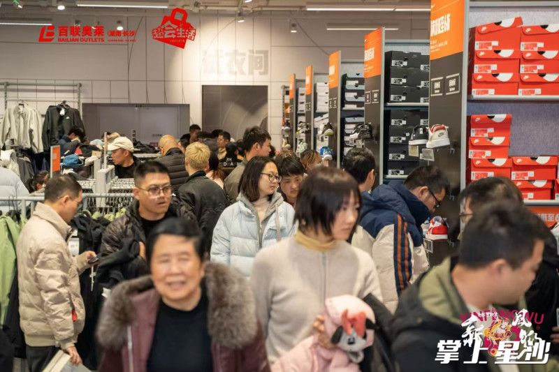 春节期间，通过开展打折、抽奖、满减、送券等形式多样的促销活动，市民游客消费热情高。