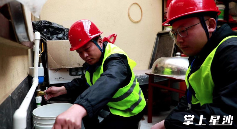 推进安置区自来水表安装。