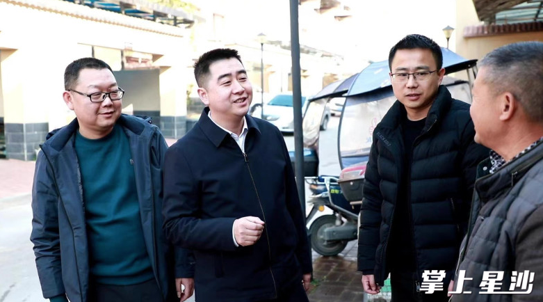 人大代表在移民安置区走访，了解群众用水问题。均为杨源 摄