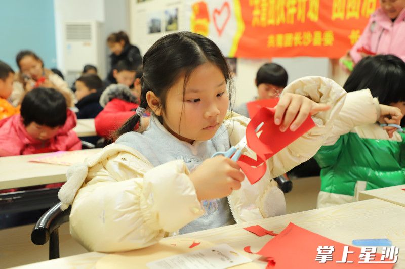 不一会儿，栩栩如生的生肖蛇、福字等剪纸作品跃然纸上。均为阮霖浩 摄