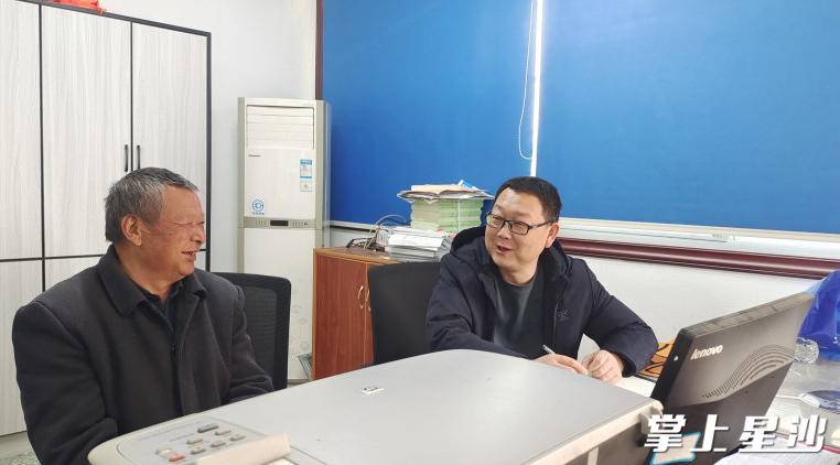 董滔(右一)在商讨基层事务。杨源 摄 董滔(右一)在商讨基层事务。杨源 摄