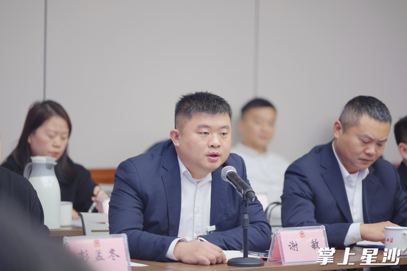 县政协委员讨论报告。章帝 摄
