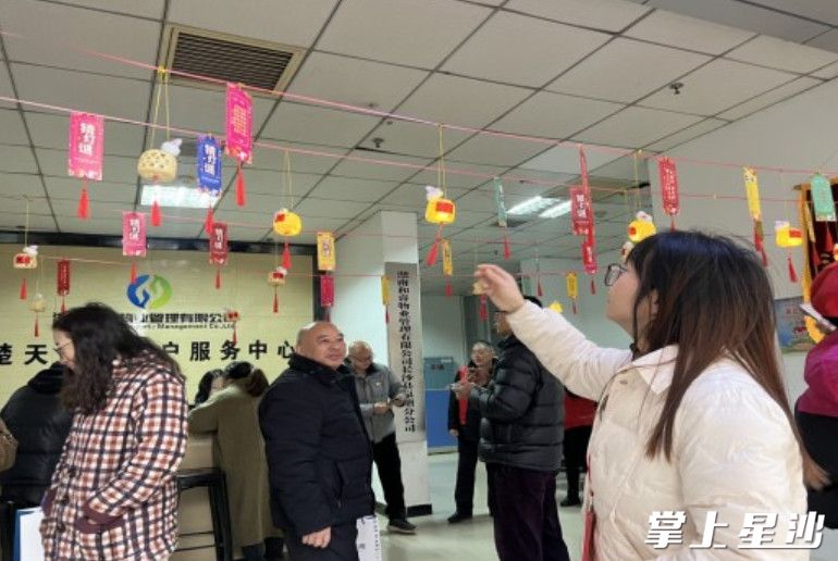 居民们在猜灯谜。社区供图
