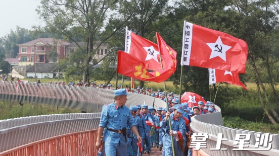陈树湘红军小学开展《新编十送红军》情景研学活动。