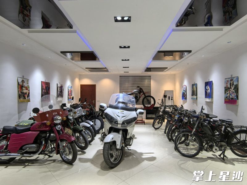 谭伟良家中客厅摆放的摩托车。 谭伟良家中客厅摆放的摩托车。