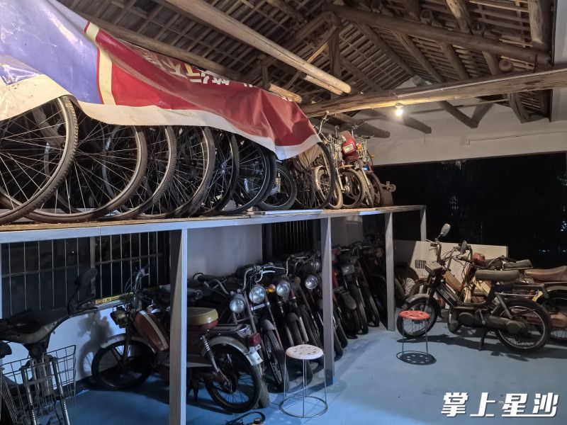 谭伟良家仓库中陈列的摩托车。 谭伟良家仓库中陈列的摩托车。