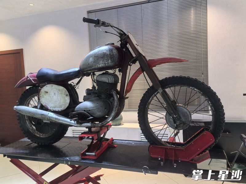 “摩托车博物馆”的“镇馆之宝”——上世纪60年代进口的“JAWA牌”摩托车。 “摩托车博物馆”的“镇馆之宝”——上世纪60年代进口的“JAWA牌”摩托车。