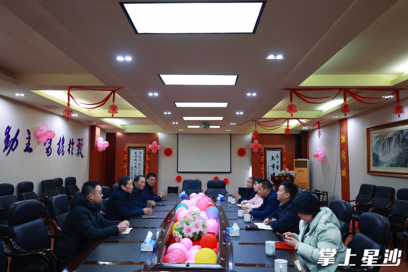 座谈会现场，政企共谋湘绣产业集群创新发展路径。均为周靓 摄