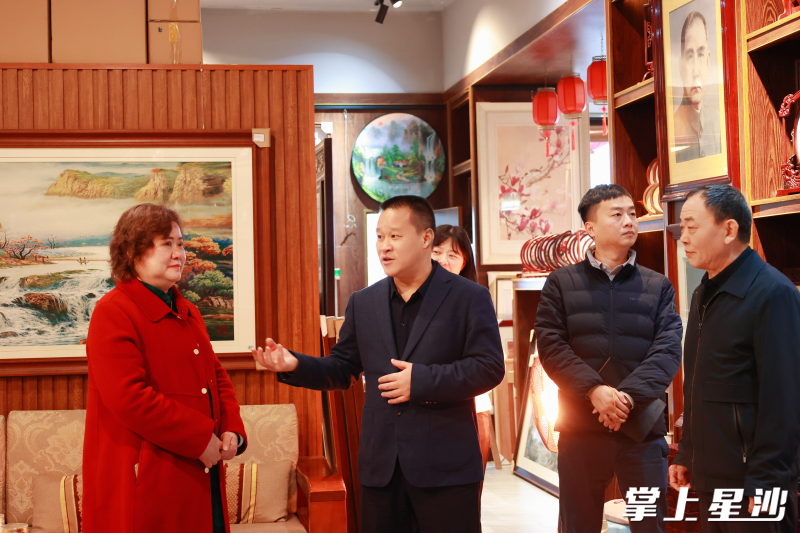 在紫金湘绣，湖南工艺美术大师徐向荣提出人才留存与政策支持的需求。