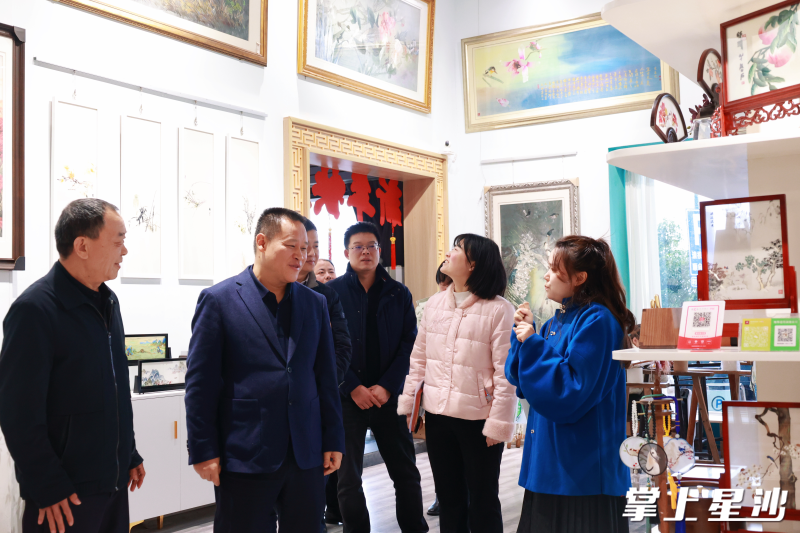 雅绣集湘绣艺术馆的主理人蒲宇凤在沟通交流中，对非遗的发展有自己的见解与期望。
