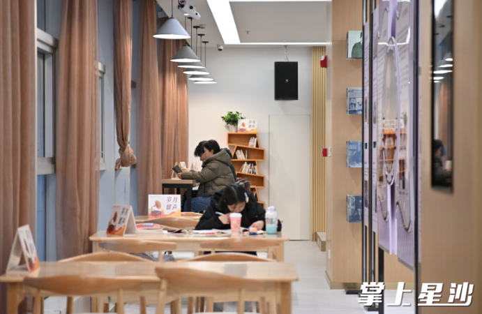 书咖窗明几净，很适合阅读学习。