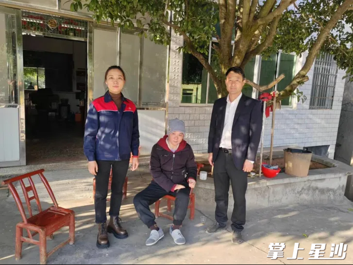 图为叶文斌（右一）看望困难职工。江背镇供图