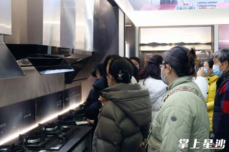 展会现场，工作人员为消费者介绍产品。张梓峰 摄