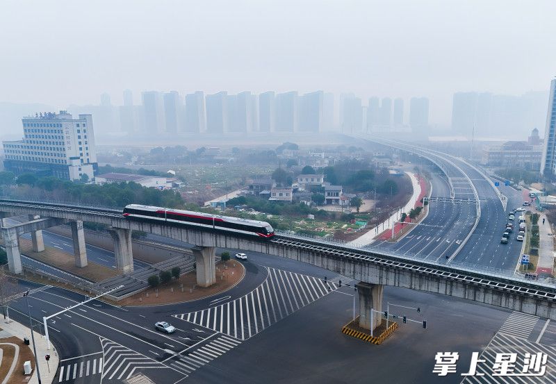 磁浮列车穿城而过。章帝 摄
