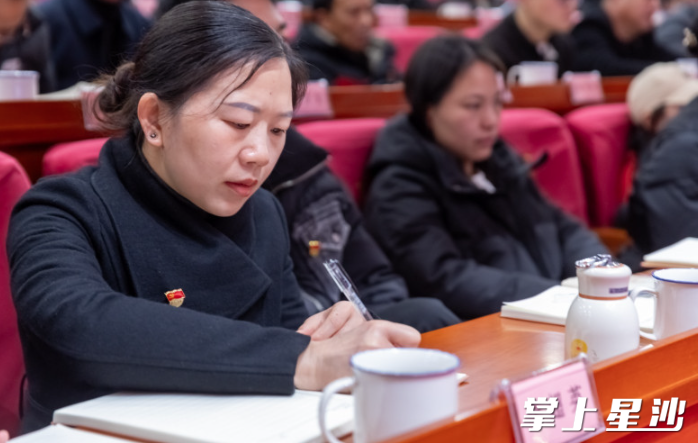 党员认真做笔记。谭园 摄