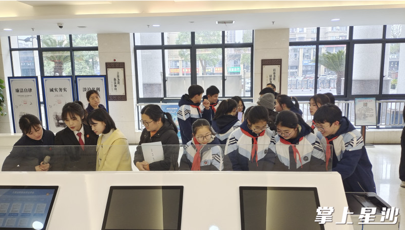 图为学生们参观现场。 图为学生们参观现场。