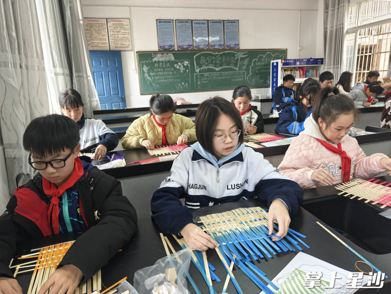 金山学子将在课堂上跟老师学到的非遗“青山竹编”技艺,一对一的跟哥哥姐姐们交流学习。均为学校供图 金山学子将在课堂上跟老师学到的非遗“青山竹编”技艺,一对一的跟哥哥姐姐们交流学习。均为学校供图