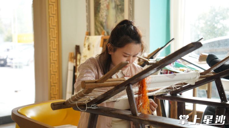 蒲宇凤以针代笔，让非遗湘绣迎来了与国潮顶流哪吒的“双向奔赴”。邬振 摄