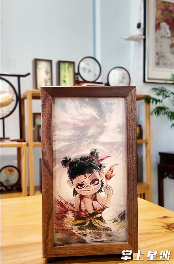 小夜灯上，哪吒的混天绫化作丝线，风火轮映亮绣绷。雅绣集湘绣生活馆供图